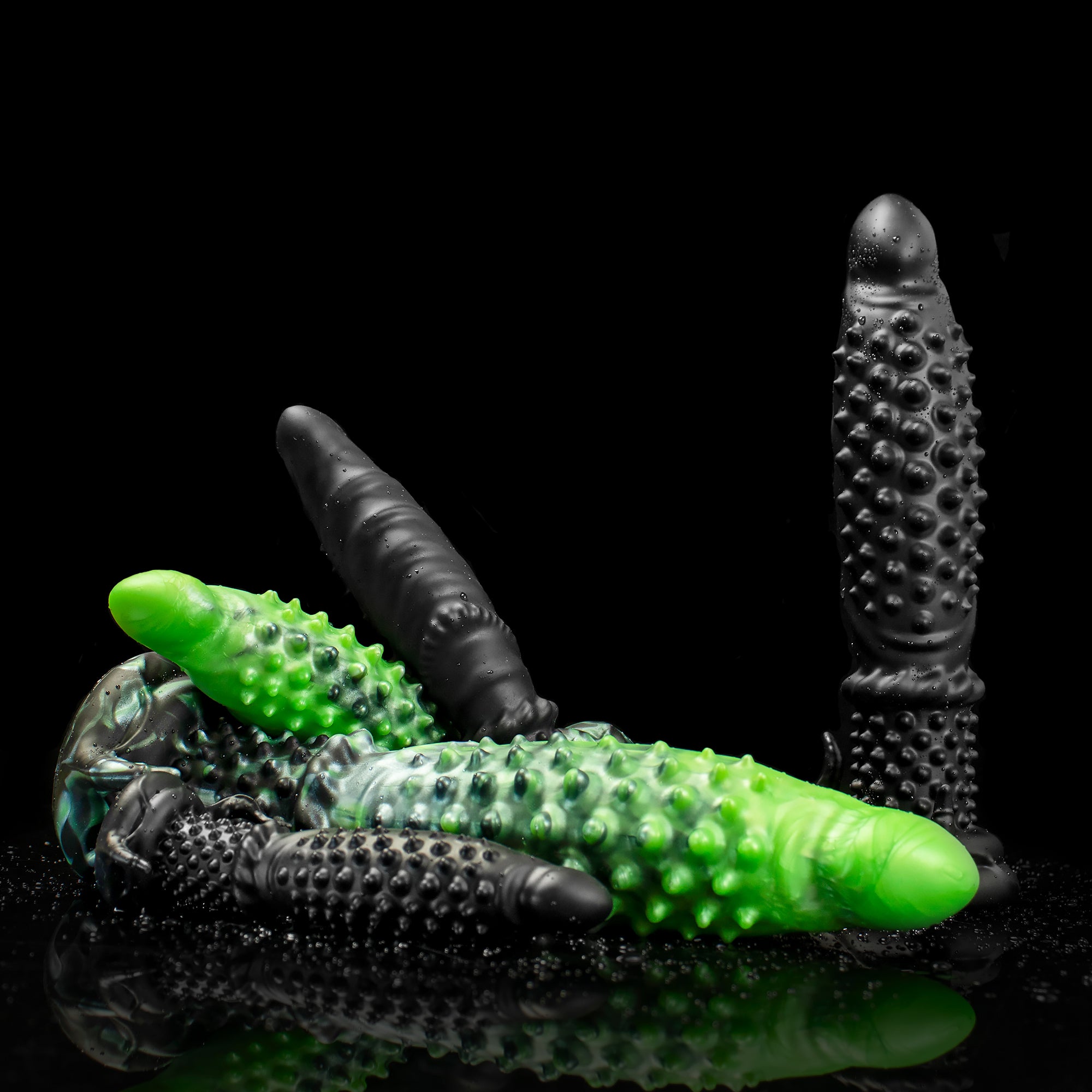 Black "Abyss" spiked dildo by Oieffur, made of platinum silicone, featuring a textured, fantasy-inspired design for adult pleasure. Hauptbild