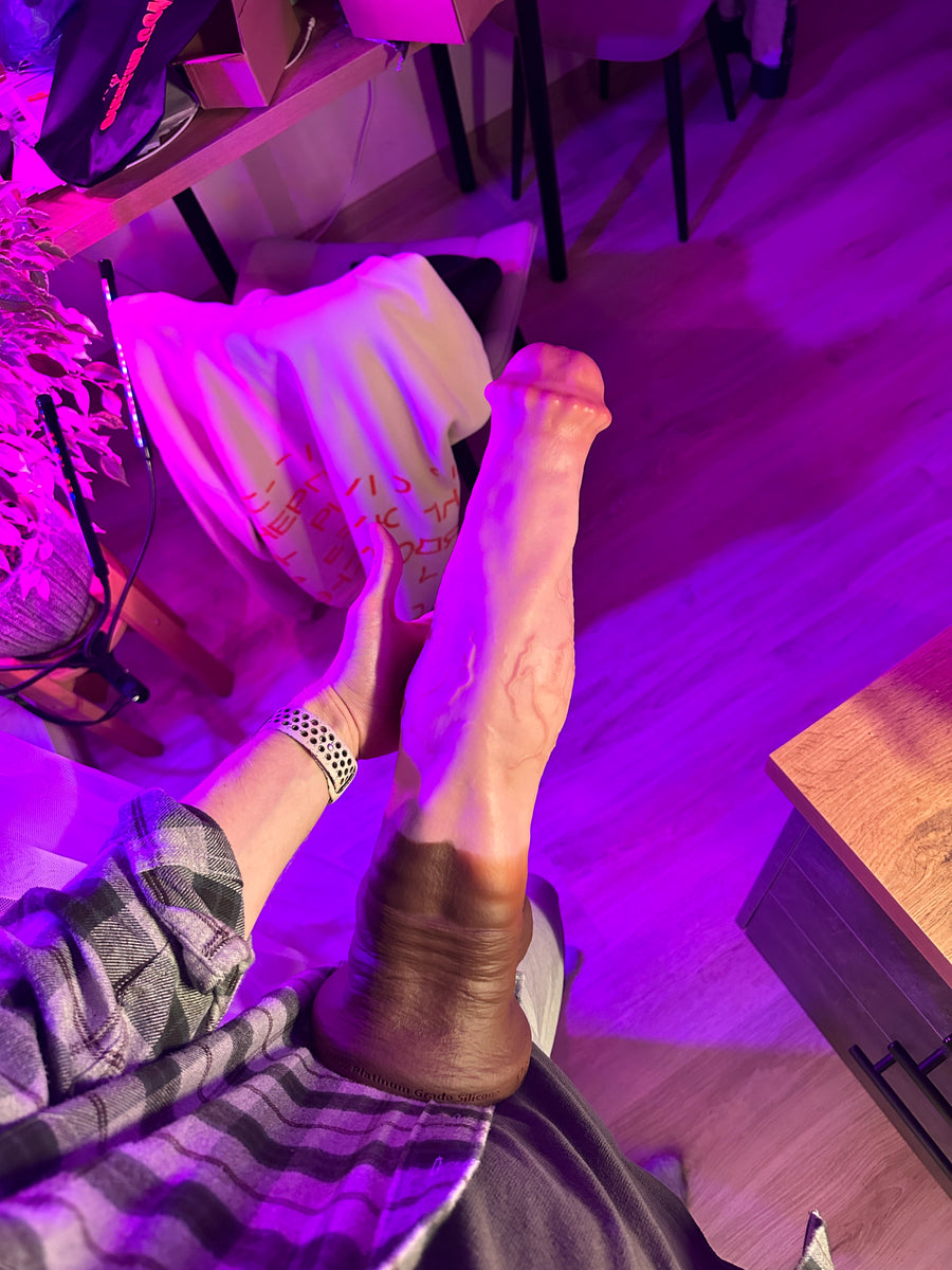 Strong Bow Pferdedildo — real photo by @fistandhedgehog